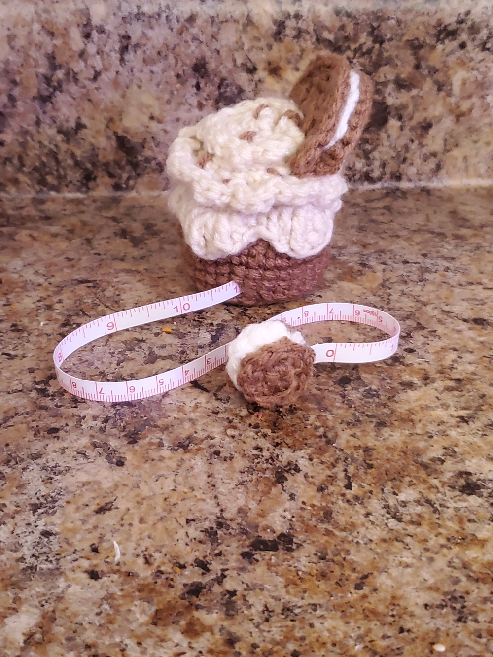 💎$3 WITH BUNDLE💎 Cupcake Tape Measure - *Flaw/Fussy Tape Measure* - Picture 2 of 10